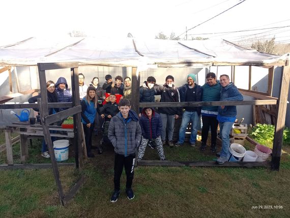 La Escuela Técnica 2 articuló con ATAD para el acondicionamiento de una huerta ecológica