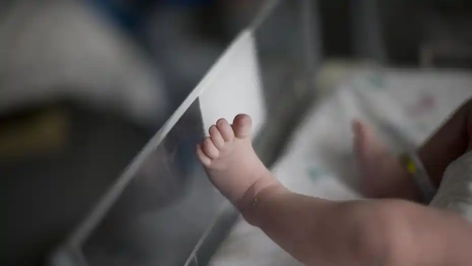 Una beba tomó cocaína que encontró escondida en la cabeza de una de sus muñecas