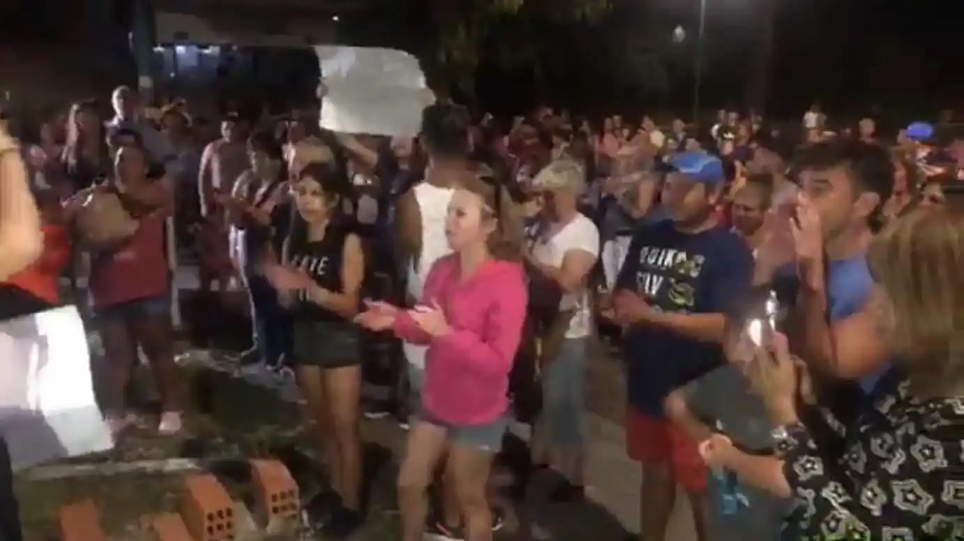 Crimen en Villa Gesell: Multitudinaria marcha en la comisaría de Pinamar donde están los rugbiers