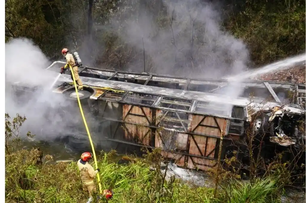 Desbarrancó un colectivo y se incendió