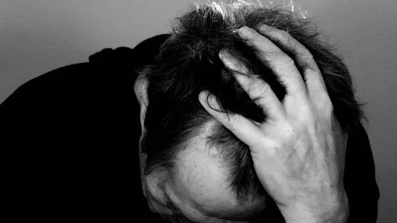 Ansiedad, depresión y riesgo suicida son mayores en personas jóvenes y con estatus socioeconómico menor