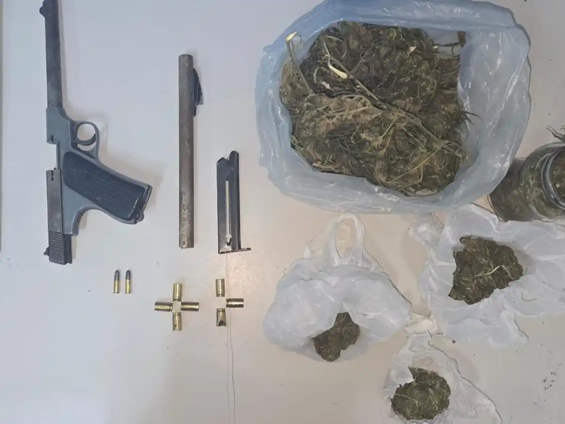 Un arma de fuego, cogollos de marihuana y vainas servidas fueron secuestradas.