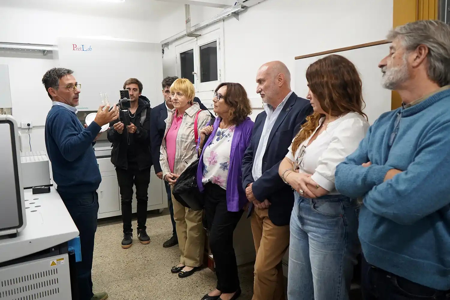 Isótopos. Aba, Jimena López y autoridades educativas observan el nuevo equipamiento