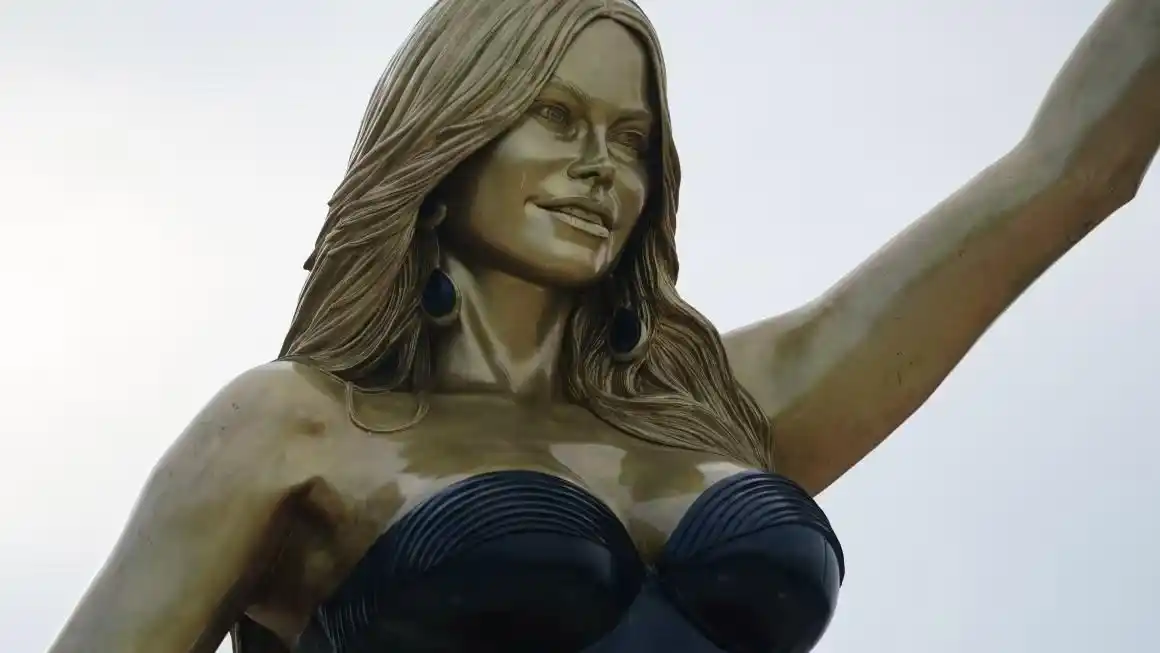 Una estatua de Sofía Vergara de 7,5 metros de altura y más de cinco toneladas en Barranquilla