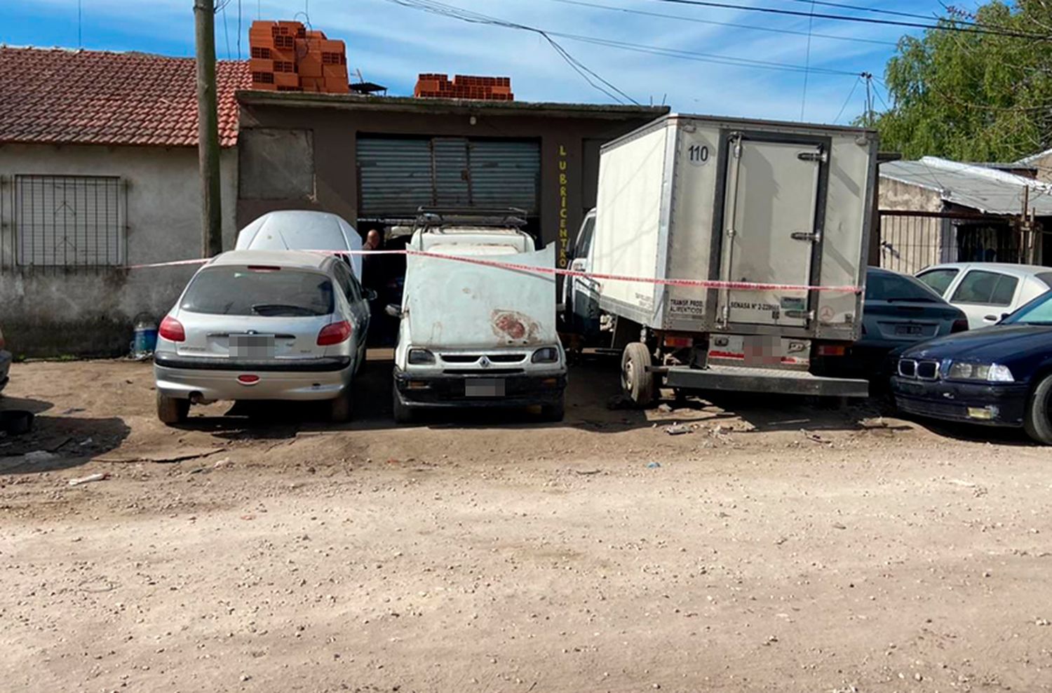 Probaron un auto, lo "pisaron" y provocó el enojo de un vecino que atacó a tiros un taller mecánico