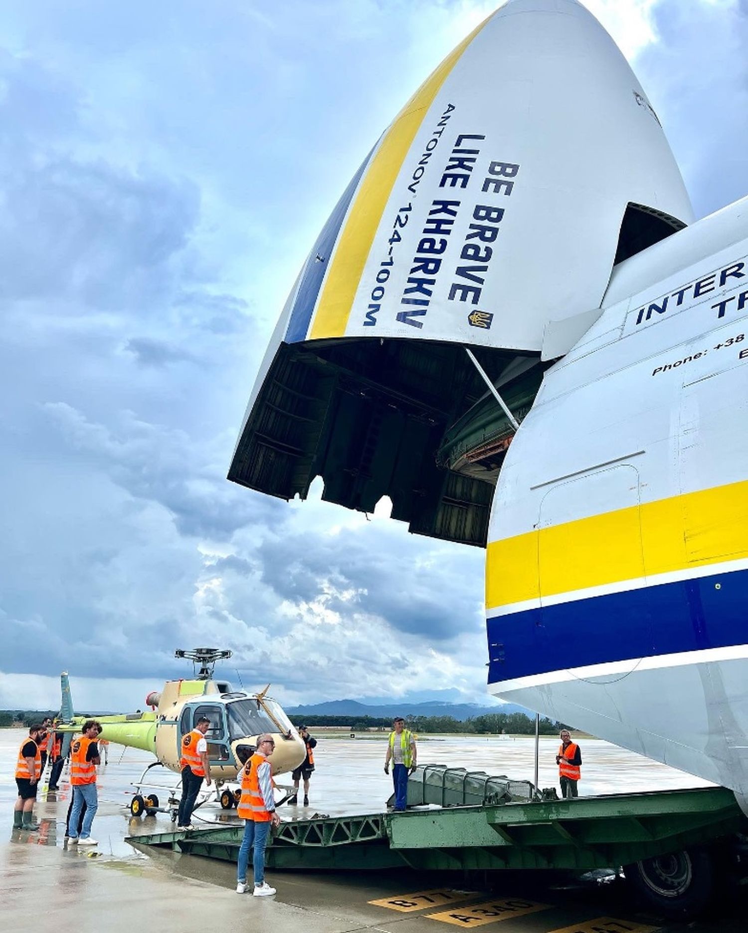 An Antonov An-124 christened «Be Brave as Kharkiv» transported 4 helicopters on the same flight