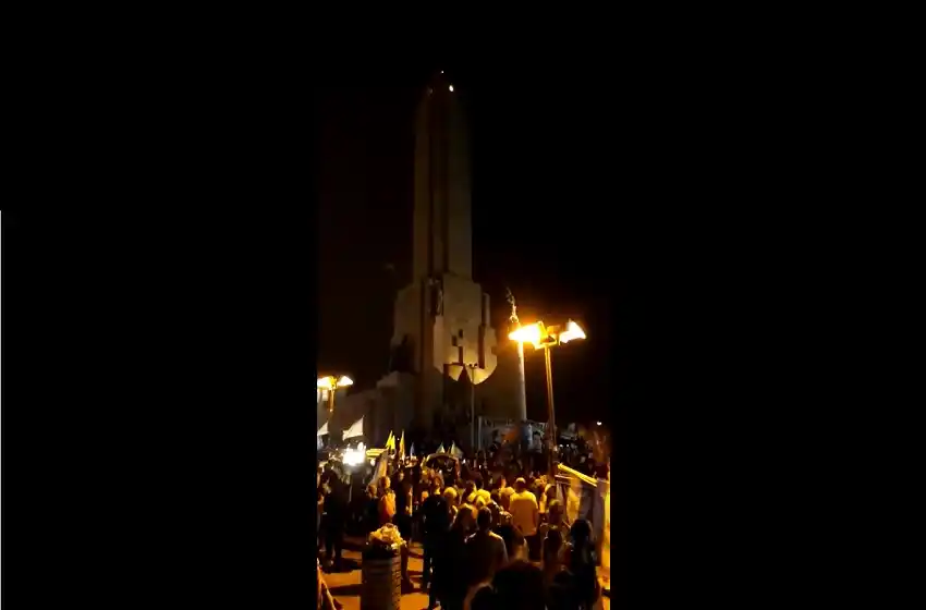 Concentración en el Monumento a la Bandera por el triunfo de Alberto Fernández