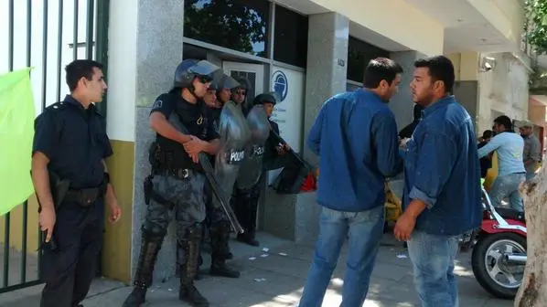 Violentos enfrentamientos en intento de toma de UOCRA Zárate
