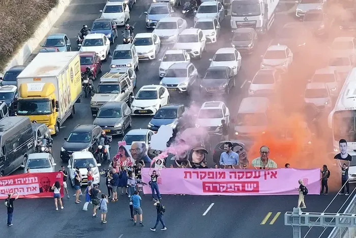 Una veintena de familiares de los 105 rehenes cortaron la autopista Ayalon en Tel Aviv. EFE/Aviv Atlas
