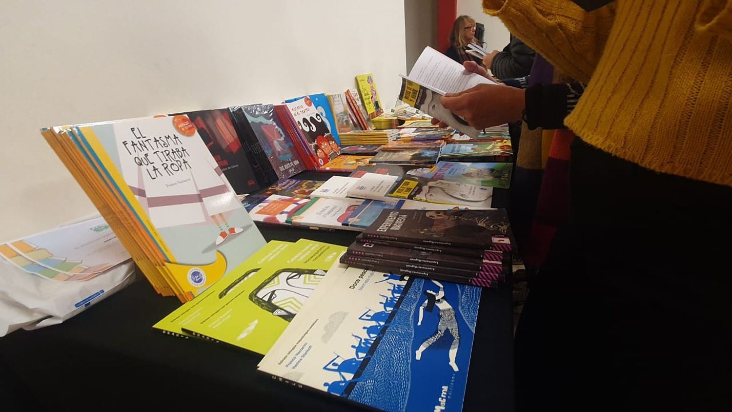 Los presentes tuvieron la posibilidad de adquirir los libros en exposición.