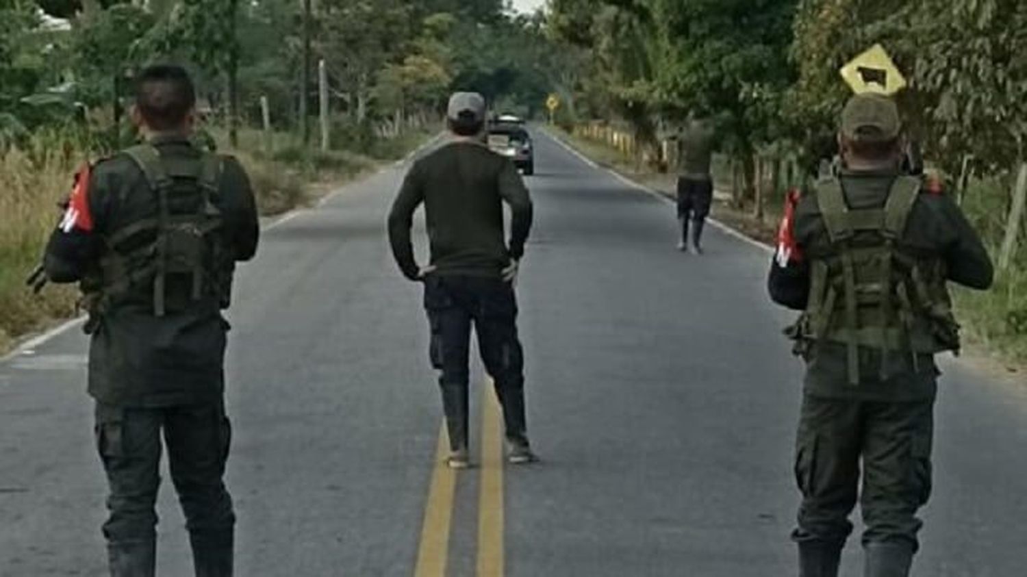 ¡PROVOCADORES! El ELN patrulla cerca de la frontera con Venezuela y de la FAN ni sus luces