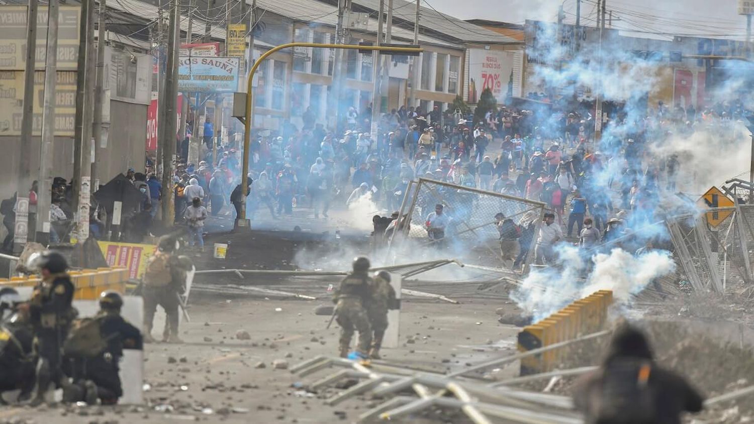 ¡ARRECIA LA CRISIS en Perú! Choques entre manifestantes y policías encienden Lima