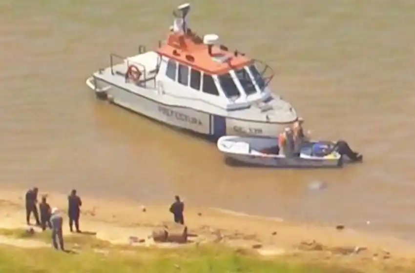 Misterio por la aparición de un cuerpo flotando en el río Paraná