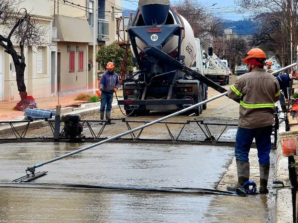 El personal trabaja en el volcado de hormigón en Alsina entre Mitre y Marconi, que ya se encuentra cerrada al tránsito.