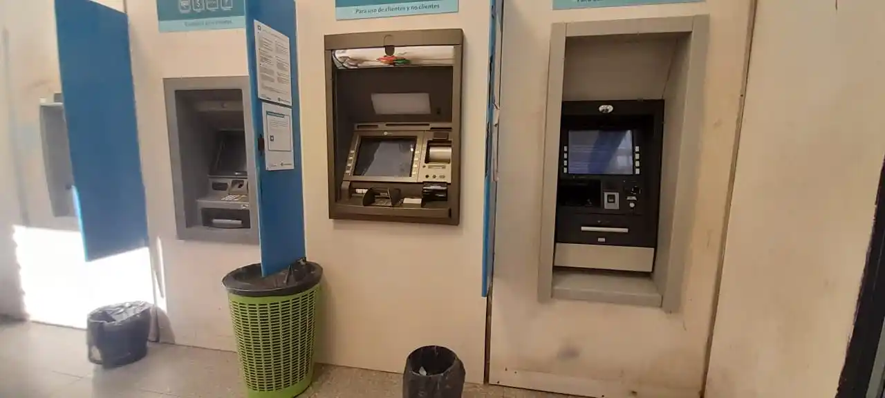 Calor sofocante y largas esperas: una odisea para los jubilados en el Banco Nación