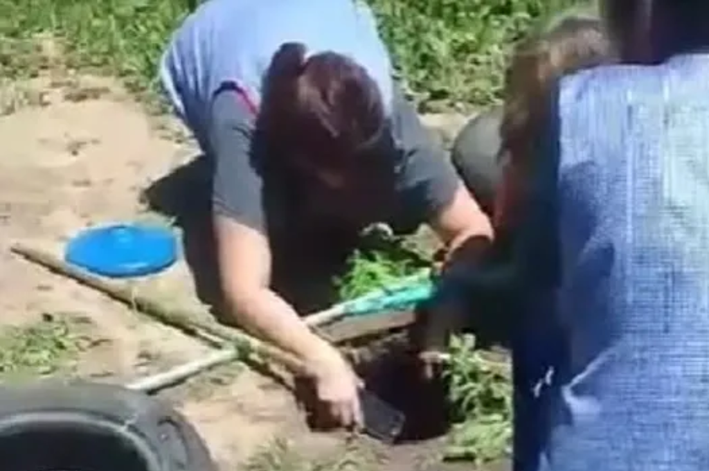 Maestras tratan de calmar al menor mientras llega la ayuda