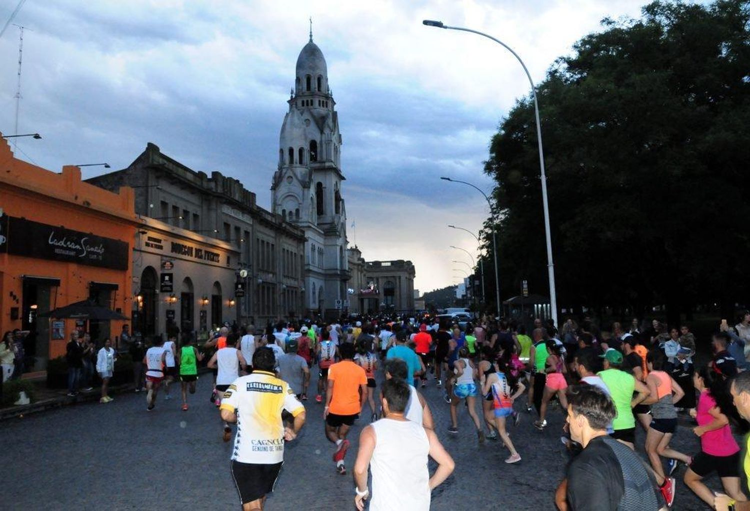 Rodríguez y Belgrano, la primera esquina de la Pequeña San Silvestre.