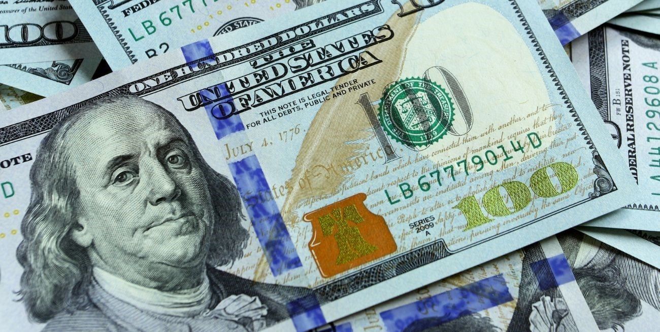 .El dólar blue bajó cinco pesos este viernes 7 de febrero y cerró la semana a $ 1.205.