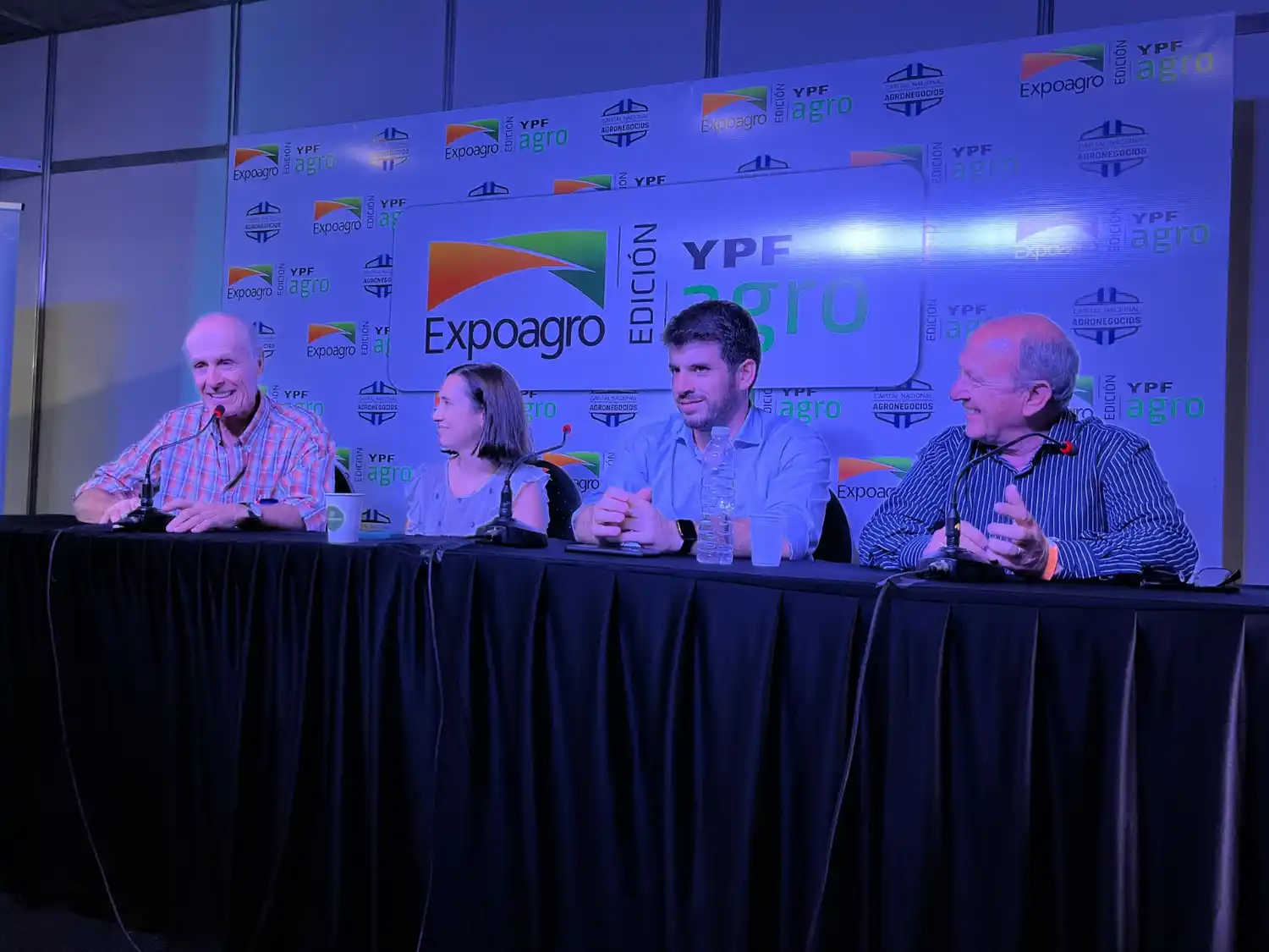 Las autoridades en la presentación de Expovenado.