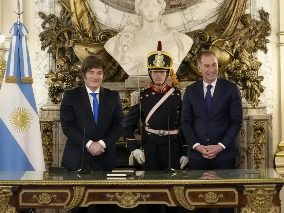 El presidente Javier Milei le toma juramento a Diego Santilli.