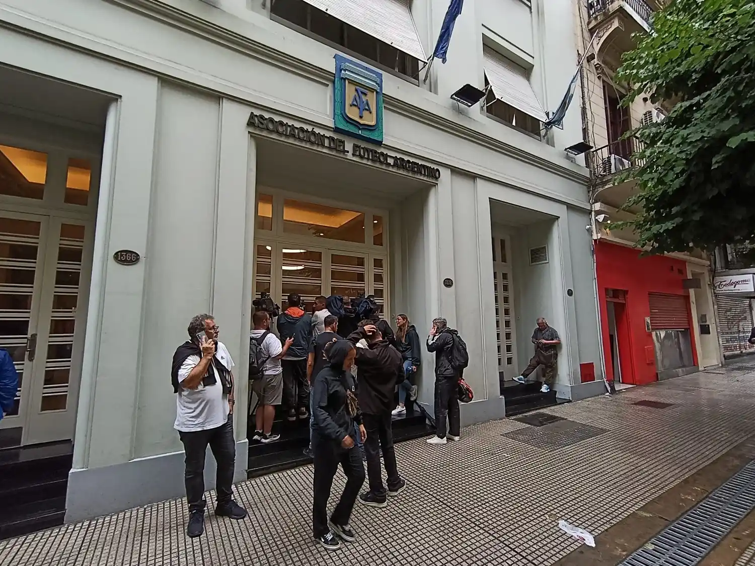 La sede de calle Viamonte fue uno de los lugares allanados.