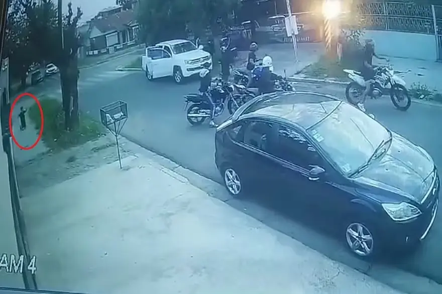 El menor quedó de rodillas pidiendo clemencia, mientas que las "pirañas" se llevaban la camioneta.
