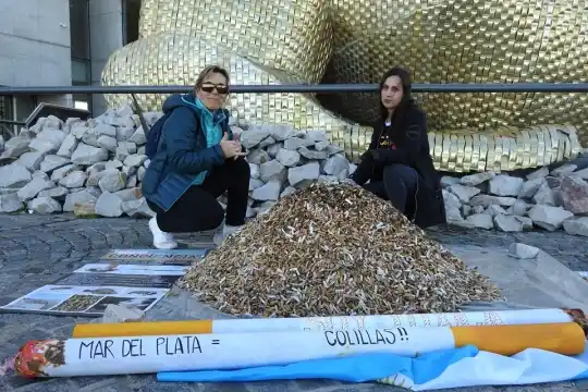 Juntan colillas y arman «montañas de la vergüenza» para mostrar el daño ambiental