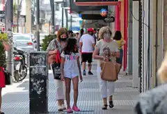 ¿Sobre quién recae la sanción si una persona ingresa sin barbijo a un comercio?