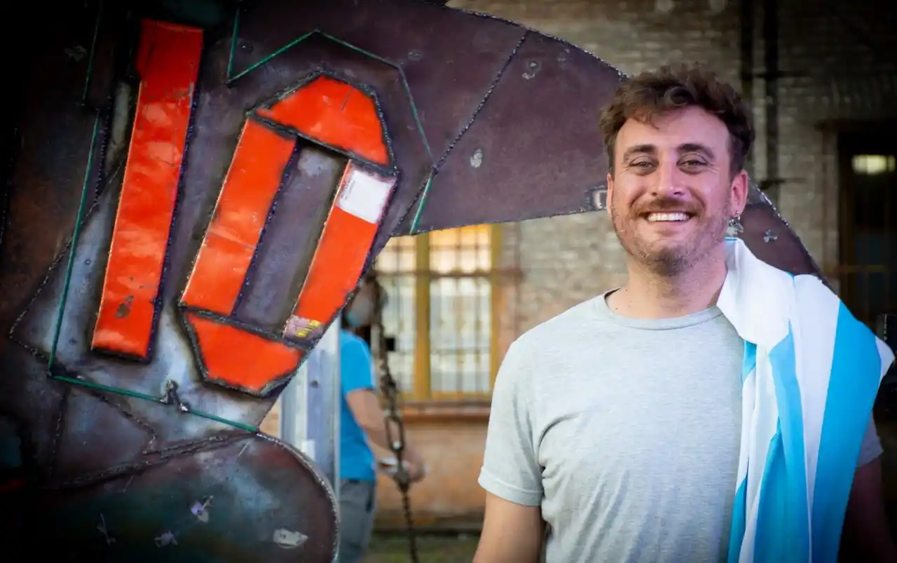Quién es Agustín Montevidone, el artista santalucense que presentó su escultura de Maradona y quiere exhibirla en todo el país
