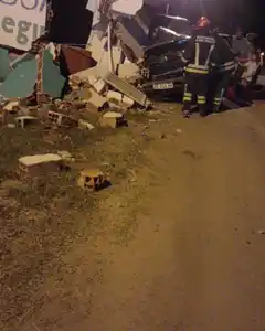 Una camioneta chocó contra el puesto de DICSA