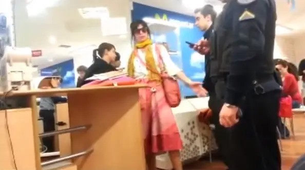 Día de furia en un local de Movistar: Video captó como una clienta destruyó un negocio