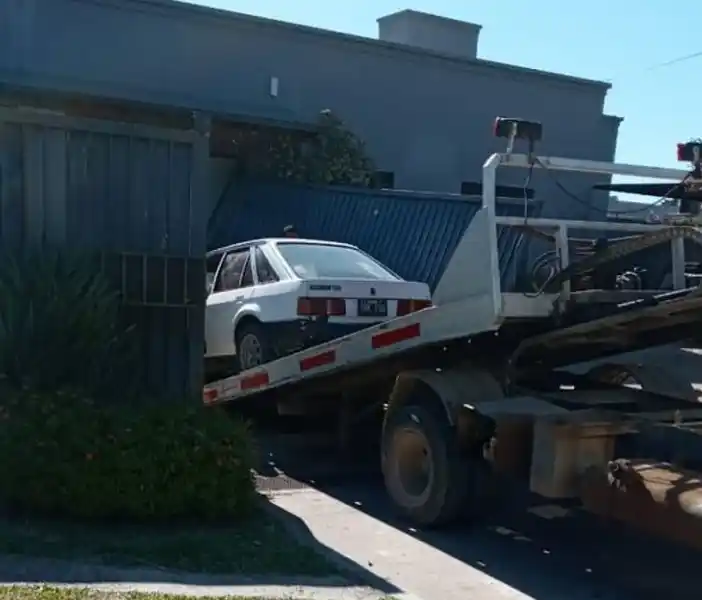 Perdieron el control, se incrustaron contra una casa y aprovecharon para robar