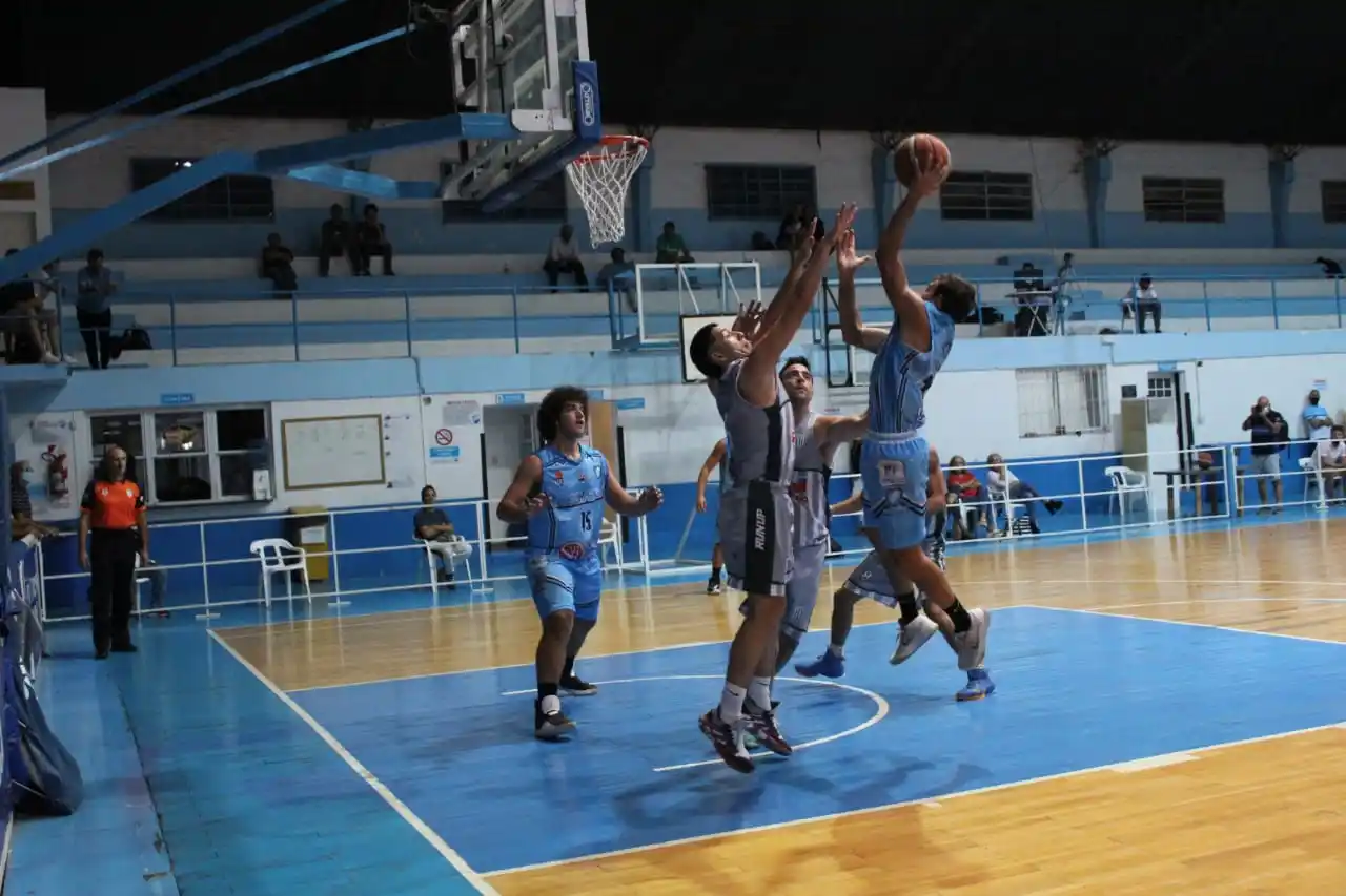 Racing fue de mayor a menor y terminó perdiendo contra Regatas