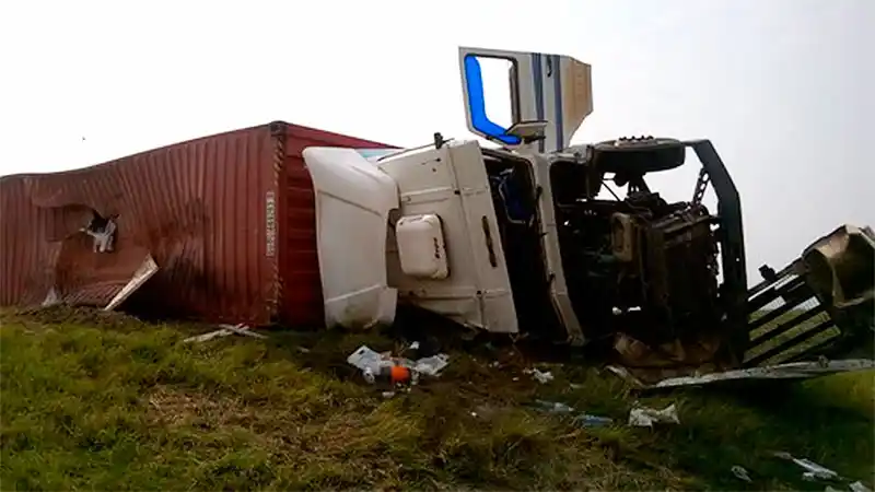 Camionero entrerriano murió cuando auxiliaba a colega tras un vuelco 