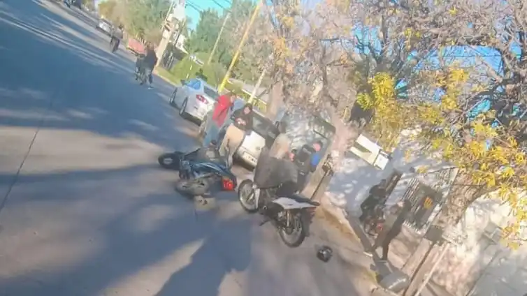 Tras chocar, dos motociclistas se pelearon y uno terminó con una fractura de naríz