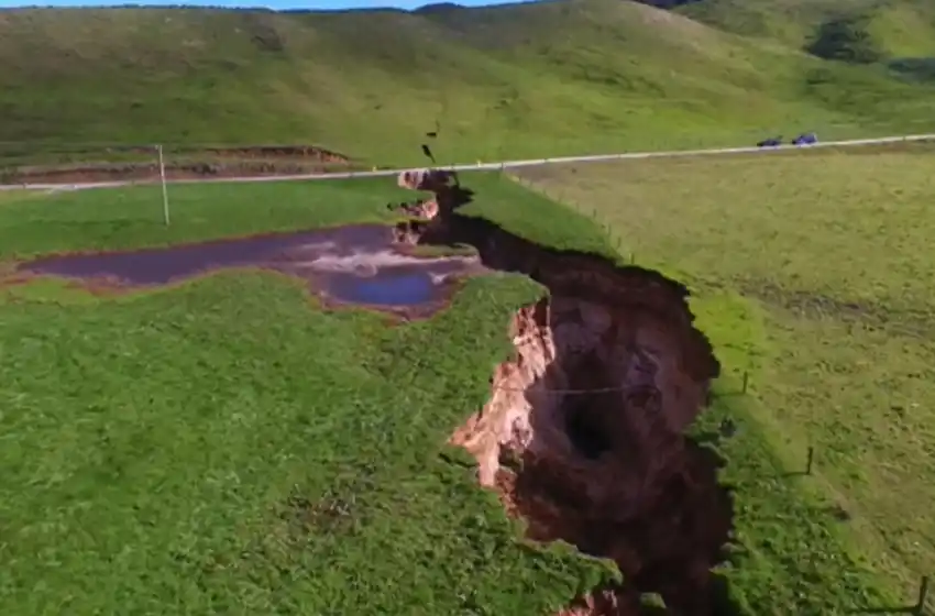 Nueva Zelanda: una impresionante grieta partió al medio a una granja