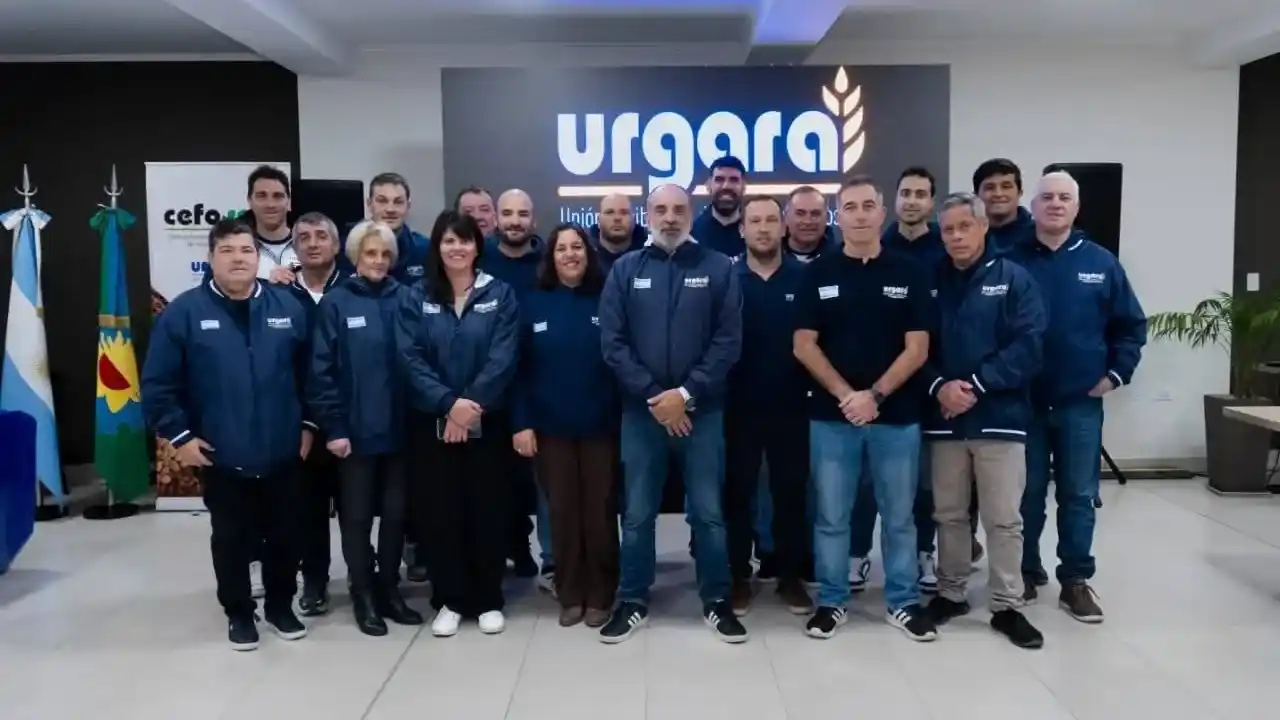 Al frente. Juan Carlos Peralta de la seccional de Urgara Necochea acompañado por sus compañeros de comisión directiva.