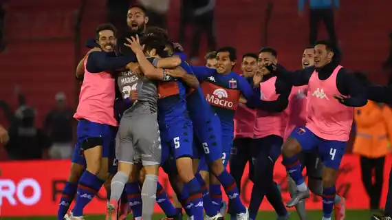 A Tigre le costó frente a un Argentinos con diez, pero lo eliminó por penales y jugará la final con Boca