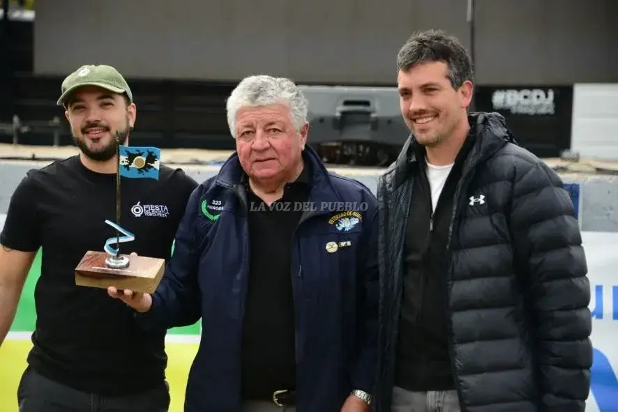 El delegado Manuel Reynoso entregó un presente a Blas Fernández, integrante de la última tripulación del crucero ARA General Belgrano (Foto gentileza Lucas Chillemi)