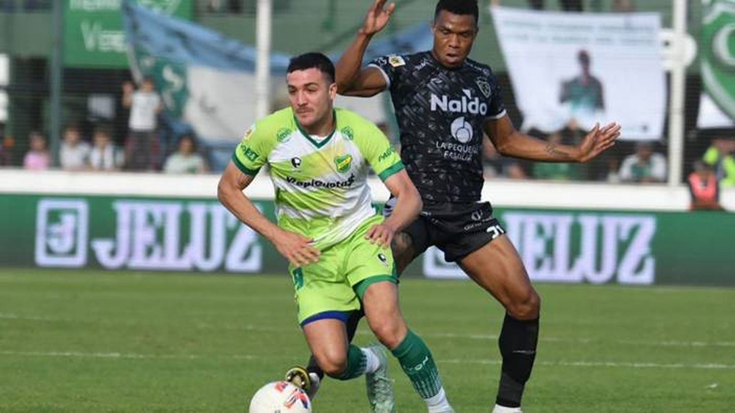 Con un golazo y el salvataje del VAR, Sarmiento lo dio vuelta ante Defensa y quedó cuarto