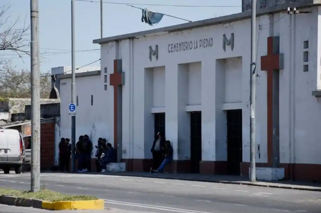 Rosario: asesinaron a tiros a un hombre afuera del cementerio La Piedad