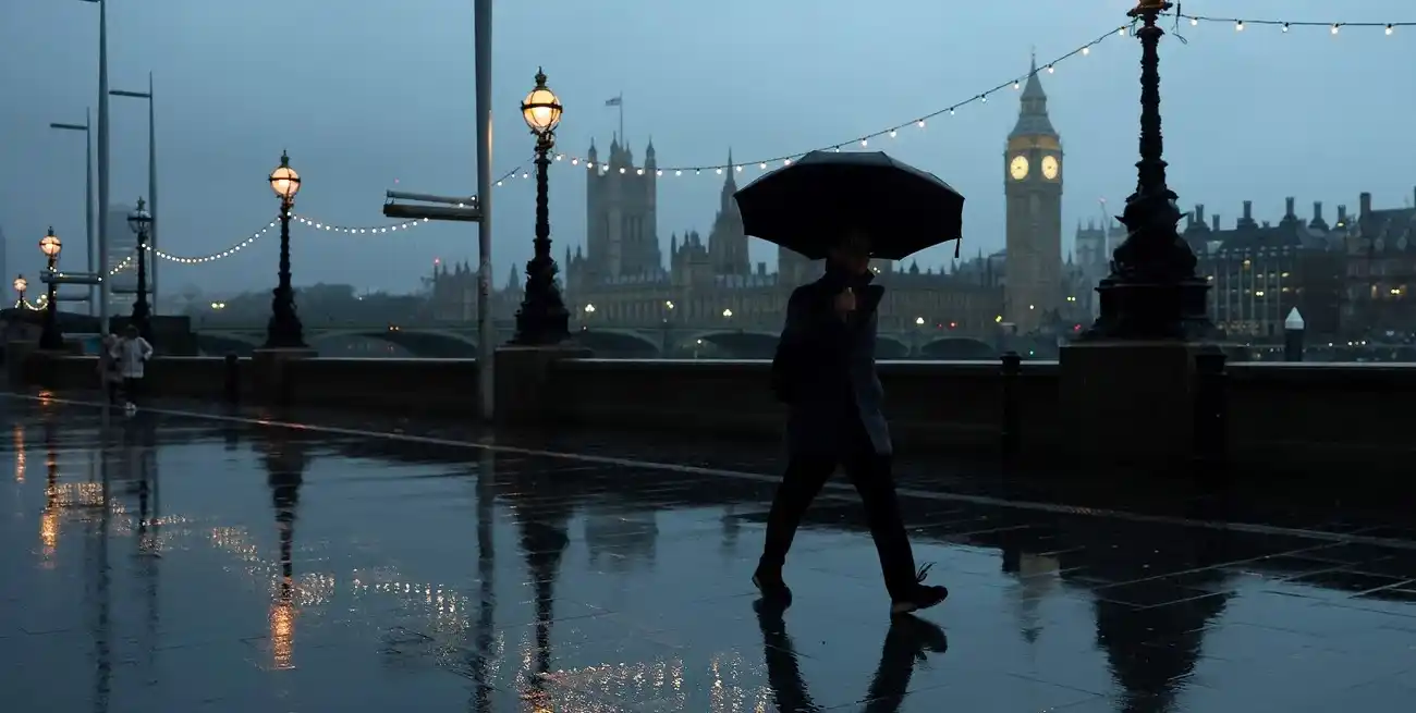 La situación, lejos de aliviarse, se agravará hacia el cierre de esta semana con nuevas alertas amarillas por lluvias intensas y nevadas en zonas altas. REUTERS/Toby Melville
