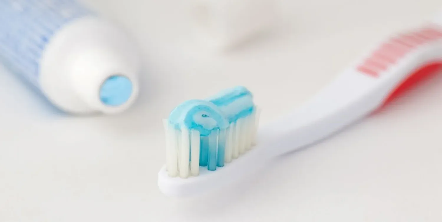 Una reconocida pasta de dientes que provocó efectos adversos en la mucosa oral.