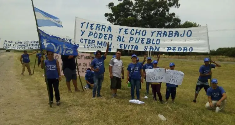 Militantes del Movimiento Evita protestan a la vera de la ruta 9 contra la reforma previsional