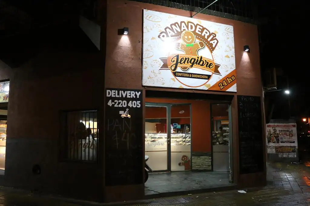 Asaltaron una panadería, rompieron  las cámaras de seguridad y robaron un auto 