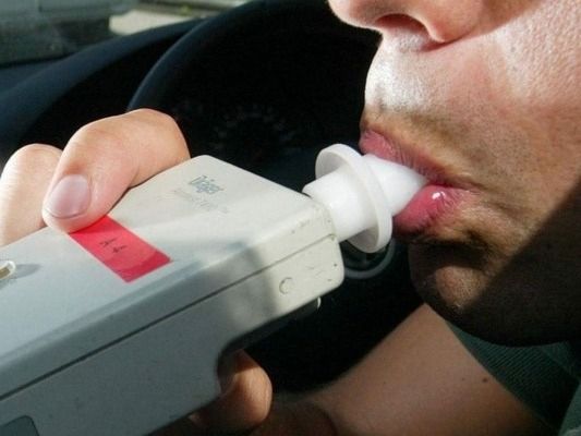 Conductor dio positivo al test de alcoholemia y atropelló a la inspectora