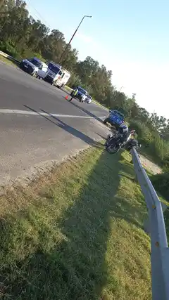 Volcó una moto en el acceso a la ciudad