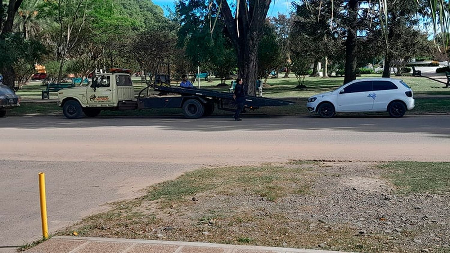 Una tremenda gresca entre vecinos terminó con un auto retenido