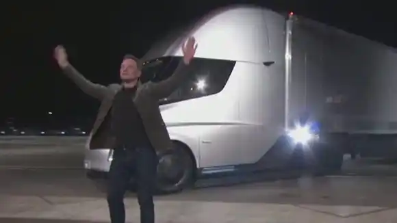 MONTADO EN EL «SEMI» Elon Musk presenta el primer camión eléctrico de Tesla