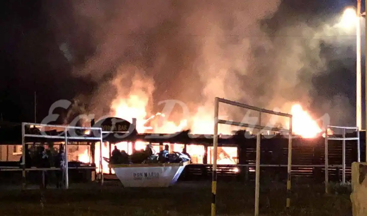 Se incendió un bar de playa -FOTOGALERIA-